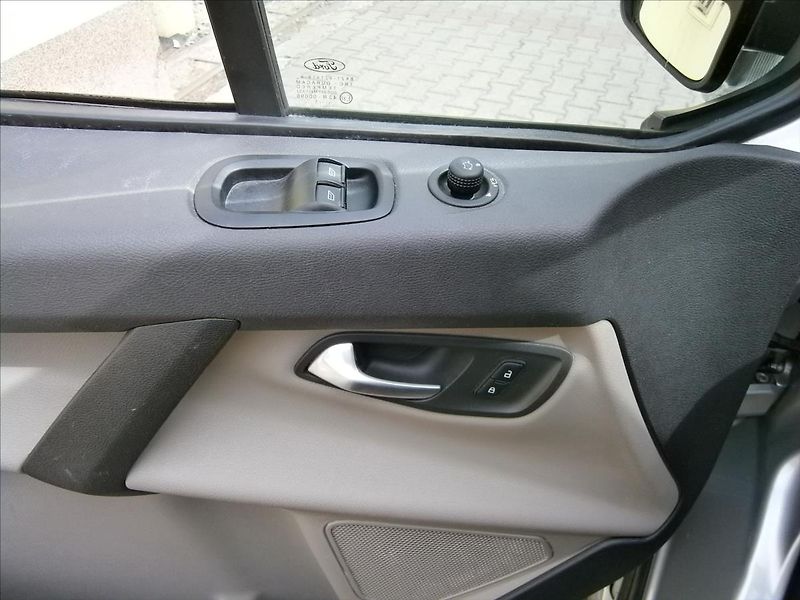 Ford Tourneo Custom 2,2 TDCI - fotka 25 z 26