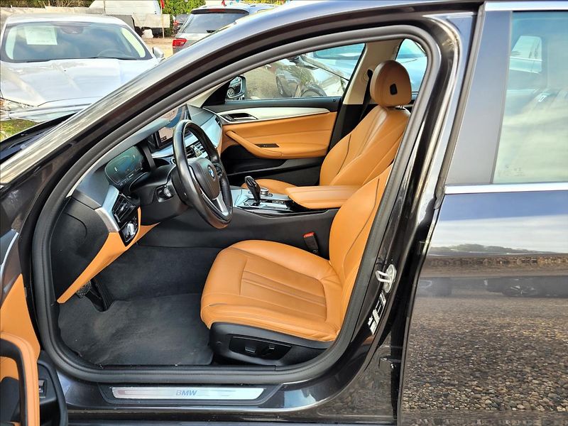 BMW Řada 5 2,0 HEV,LED,Navi,kůže,výhřev - fotka 9 z 49