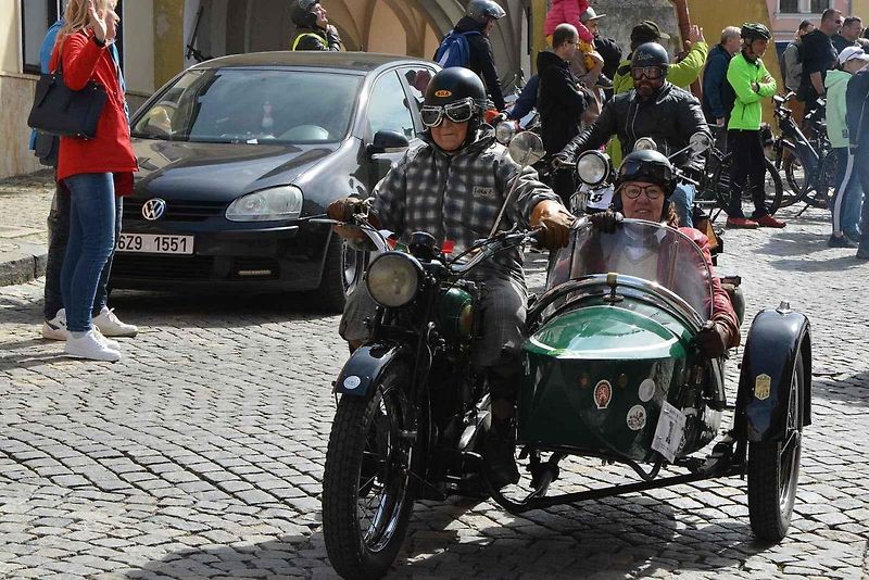Stovka nablýskaných motocyklů a automobilů předválečné a meziválečné éry vyrazila v neděli z Horního náměstí v Přerově na spanilou jízdu regionem. Nejstarší účastnicí byla osmaosmdesátiletá Libuše Šulcová, která na trasu vyrazila na motocyklu BSA 770 se s
