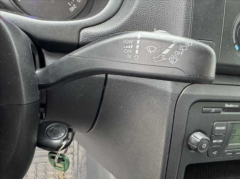 Škoda Fabia 1,4 i 16V 63kW DPH 1.maj ČR - fotka 31 z 47