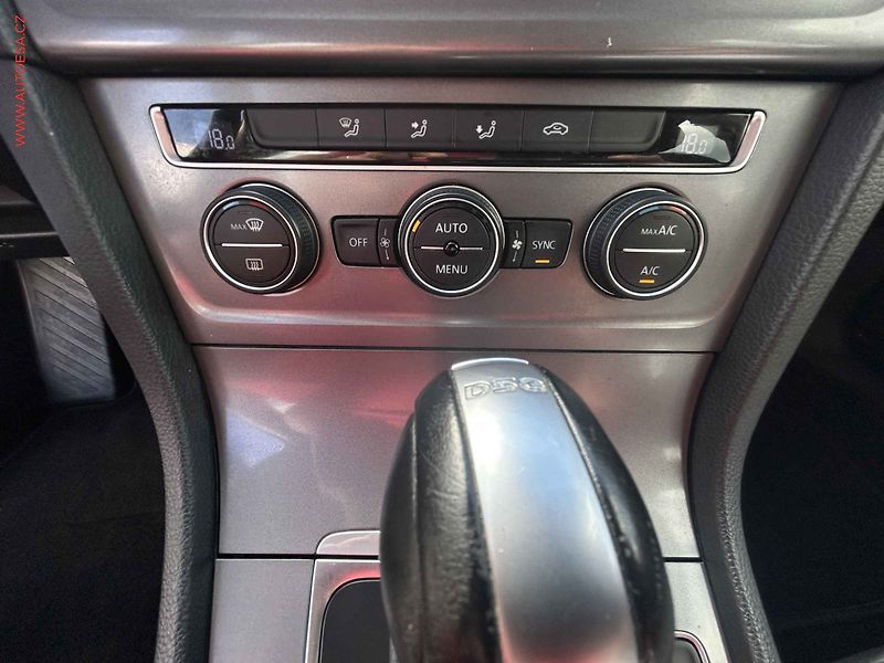 Volkswagen Golf (2015) 1.6TDi, 1.maj, DSG, STK7/28 - fotka 14 z 17