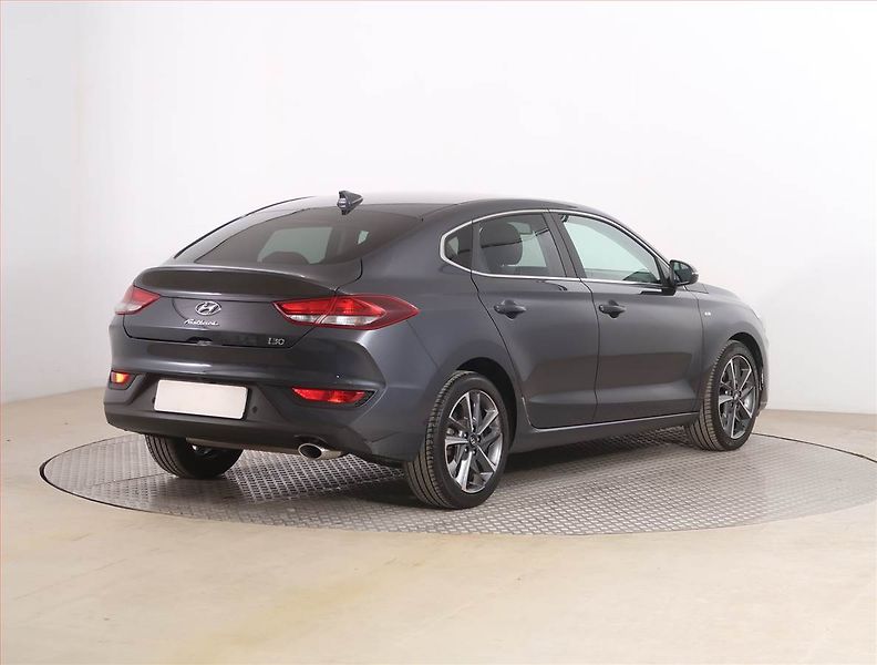 Hyundai i30 (2023) Family 1.5 T-GDI MHEV, Automat - fotka 5 z 19
