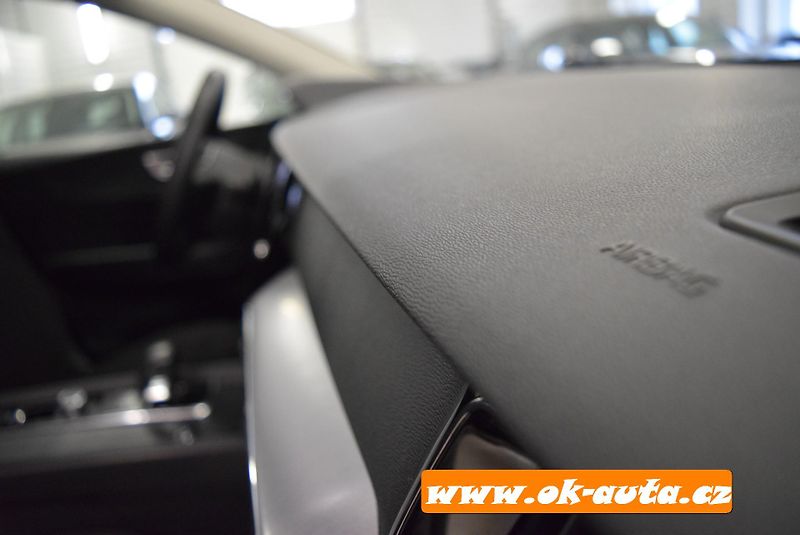 Volvo XC60 2.0 B4 AWD MOMENTUM 2022 - fotka 30 z 54