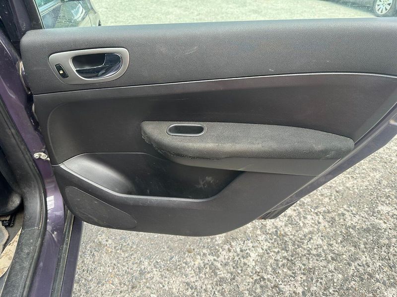 Peugeot 307 1.6i 80kw/2 sady pneu - fotka 15 z 17