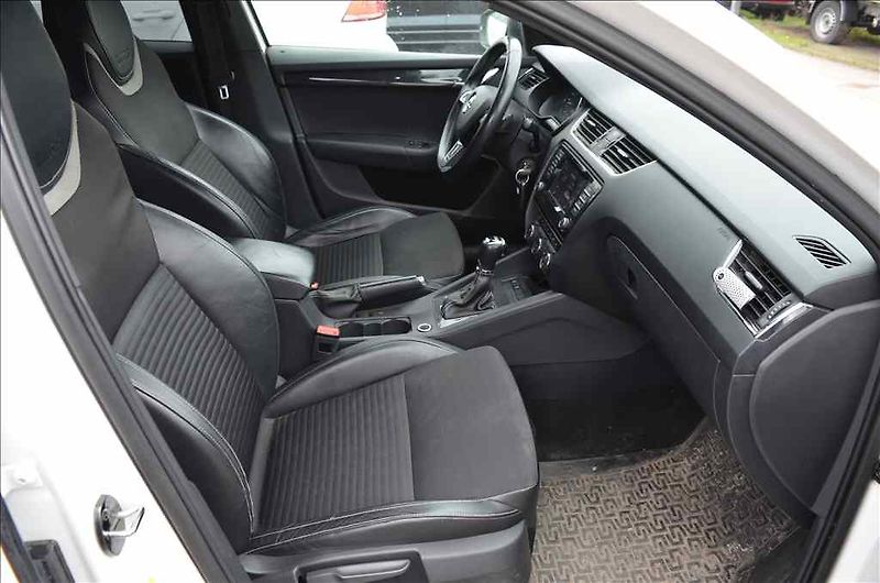 Škoda Octavia (2014) COMBI III. 2,0 TDI RS DSG - fotka 20 z 24