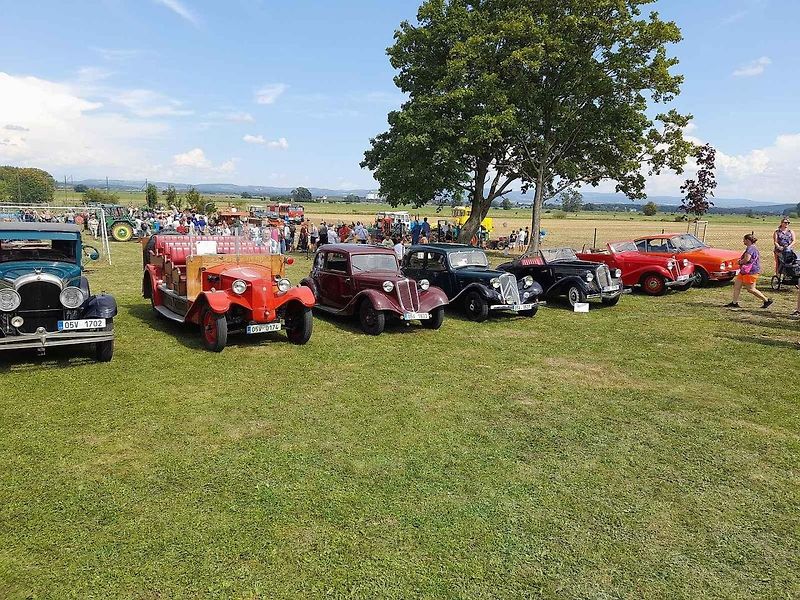 Unikátní hasičský vůz z roku 1931 kdysi sloužil dobrušským hasičům, dnes je klubovým vozidlem Podorlického Veteran Car Clubu.