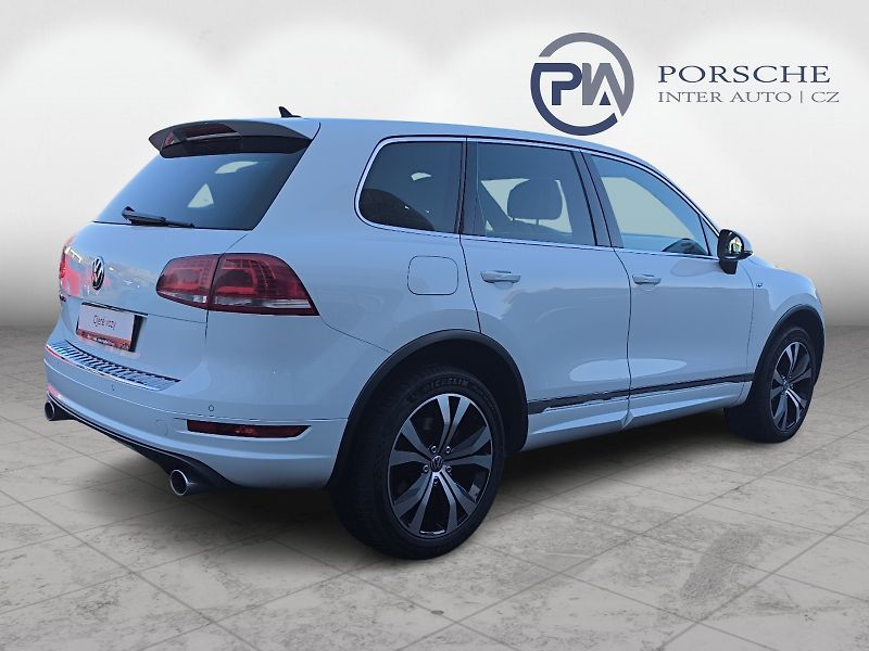 Volkswagen Touareg 3.0 TDi  R-Line - fotka 2 z 23