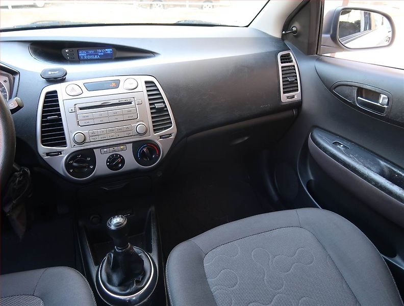 Hyundai i20 (2011) 1.2, po STK, oblíbený vůz - fotka 8 z 16