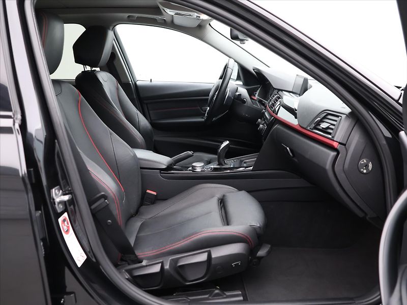 BMW Řada 3 3,0 330d 210kW Aut. xDrive - fotka 13 z 36