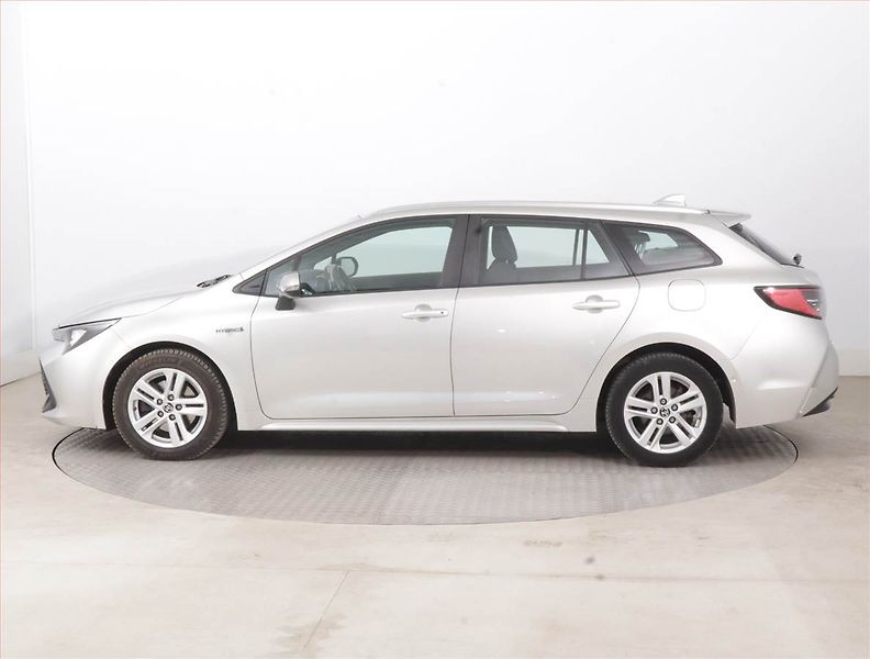 Toyota Corolla (2021) 2.0 Hybrid - fotka 3 z 15