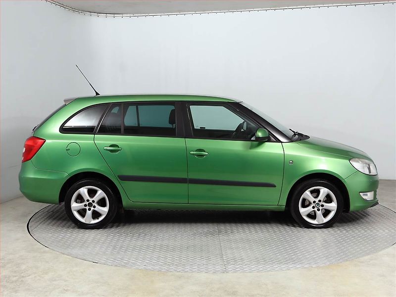 Škoda Fabia (2010) Ambition 1.2 TSI, slušný stav - fotka 6 z 10