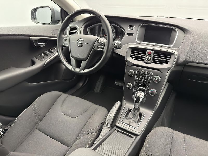 Volvo V40 T2 MOMENTUM AUT - fotka 24 z 41