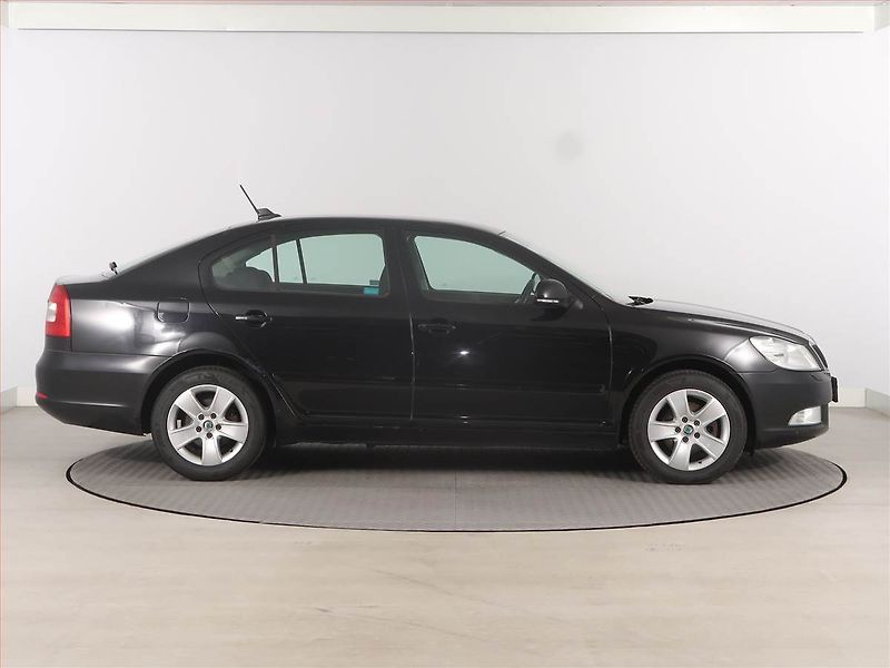 Škoda Octavia (2011) 2.0 TDI, Automat, Navi, Xenony - fotka 6 z 17
