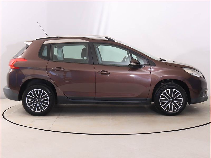 Peugeot 2008 (2013) 1.2 VTi, Serv.kniha, Navi - fotka 6 z 17