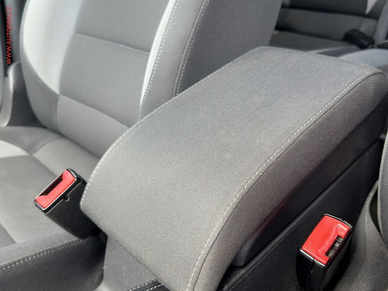 Volkswagen Touran (2013) 1.6 TDi DSG, DSG, AC - fotka 17 z 19