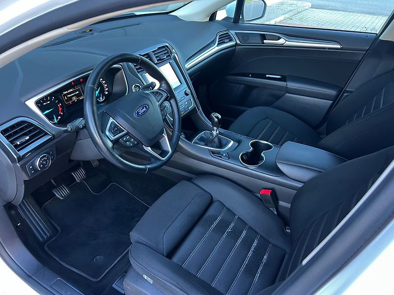 Ford Mondeo (2021) 2.0 TDCi-TAŽNÉ-VYHŘEV.S - fotka 15 z 48