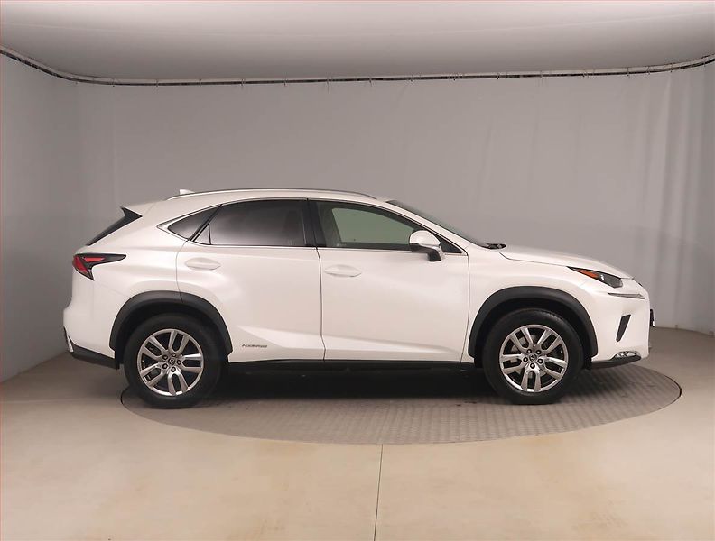 Lexus NX 300h (2021) 300h - fotka 6 z 21
