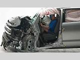 Přesto někdy výsledky nezávislých testů nedopadnou pro jednotlivá auta dobře. V tomto případě se ukázalo, že masivní pick-upy nejsou připraveny na náraz malou částí přídě do nedeformovatelné překážky