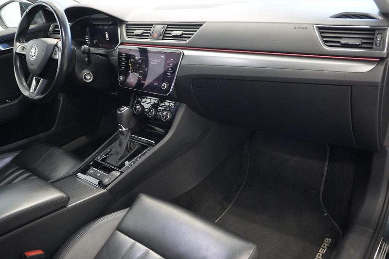 Škoda Superb 1,5 TSI SPORT LINE DSG - fotka 32 z 40