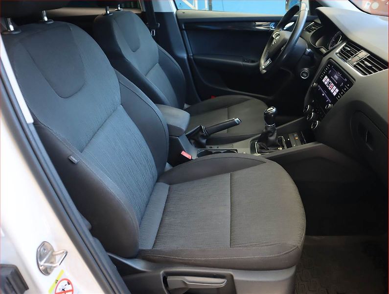 Škoda Octavia (2019) 1.6 TDI, Navi, Tempomat - fotka 9 z 21