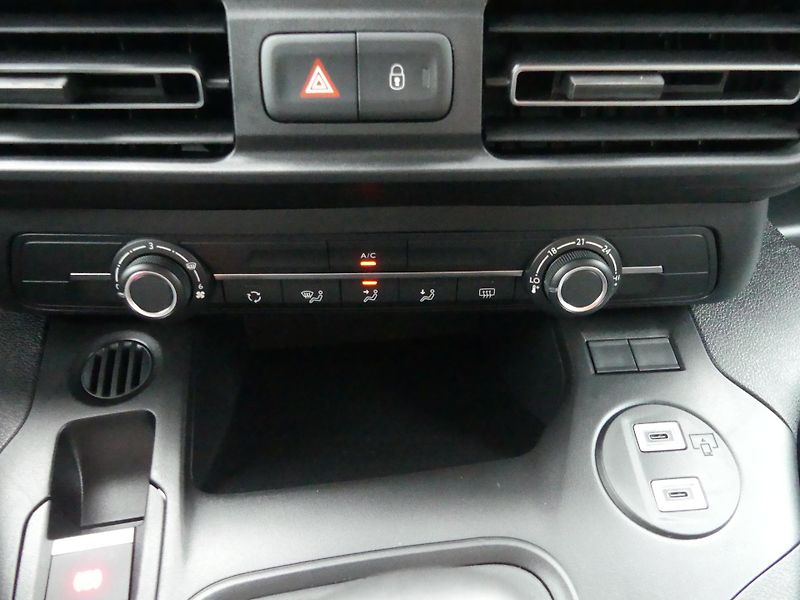 Citroën Berlingo (2026) PLUS PROFI Petrol 110k Manual - fotka 15 z 21