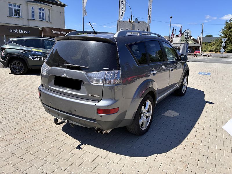 Mitsubishi Outlander 2.0DiD 103kW 4x4 7MÍST INSTYLE - fotka 3 z 8