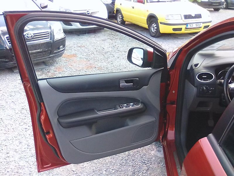 Ford Focus (2009) 1.8i 16V Titanium, 1.majitel - fotka 15 z 28