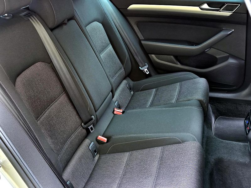 Volkswagen Passat 2.0TDi DSG *SERV.KN.FAKTURY*   - fotka 26 z 49