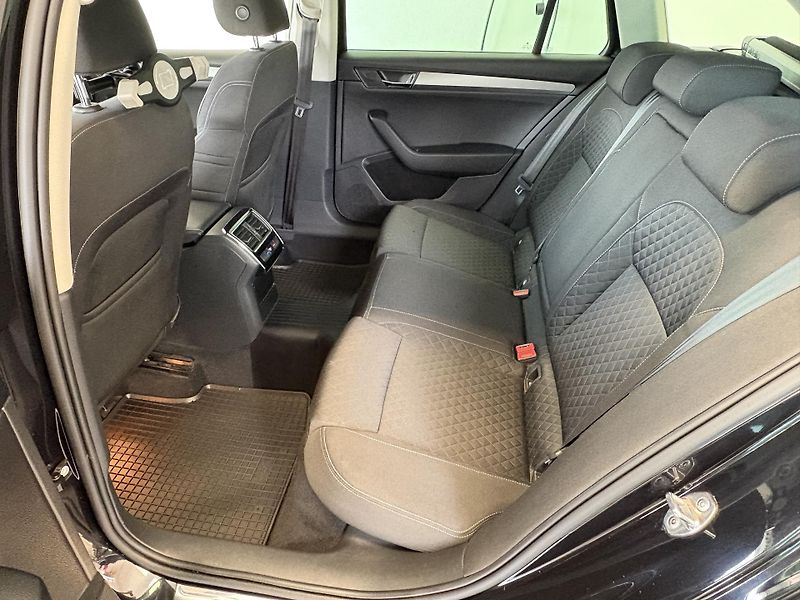 Škoda Superb Combi 1.6 TDI STYLE 88 kW M6F - fotka 20 z 30