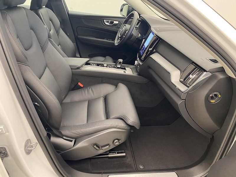 Volvo XC60 B4 AWD DARK PLUS AUT - fotka 24 z 55