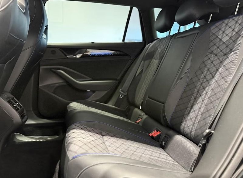 Volkswagen Passat Variant 2.0 TDI 4M R-Line Masáž HuD - fotka 11 z 22
