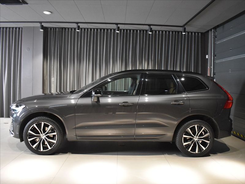 Volvo XC60 2,0 B4 AWD Ultimate tažné,pano - fotka 2 z 28