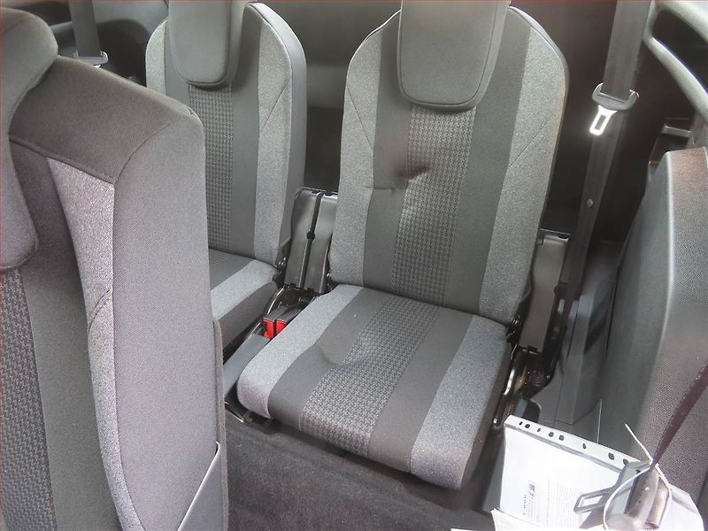 Peugeot 5008 (2021) PureTech 130, Automat, 7 míst - fotka 17 z 19