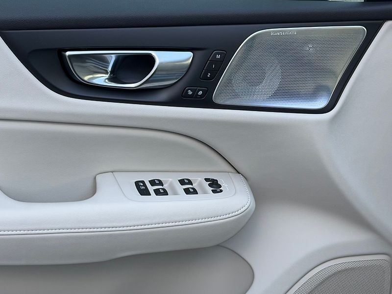 Volvo V60 (2026) PLUS DARK B4, FULL LED, BOWERS - fotka 9 z 23