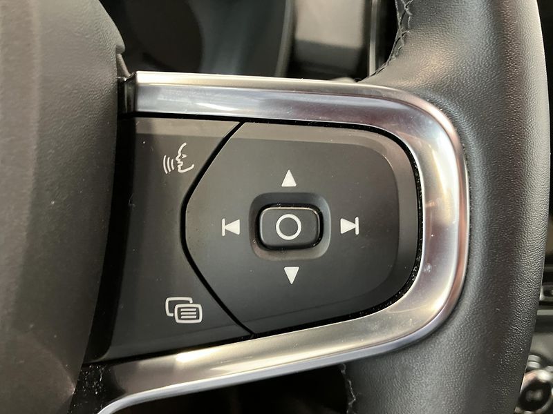 Volvo XC40 B3 FWD Plus Dark AT7 - fotka 21 z 39