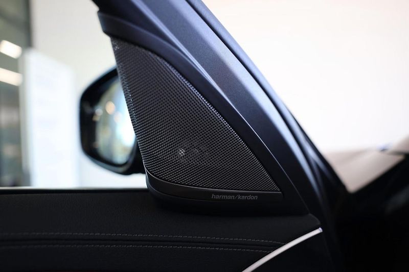 BMW Řada 5 530d xDrive Touring - fotka 30 z 30