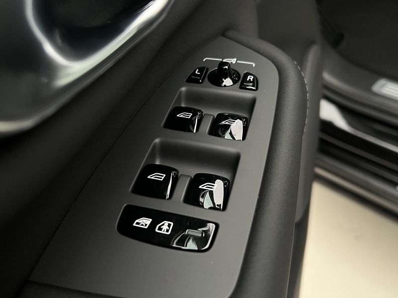 Volvo XC90 (2026) B5 AWD BLACK EDITION PLUS - fotka 27 z 49
