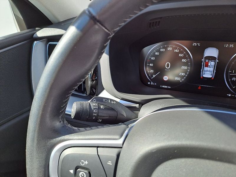 Volvo XC60 Momentum Pro B4 AWD 145kW - fotka 15 z 29