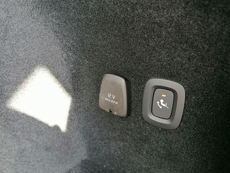 Volvo V60 (2021) 2.0 B3 MHEV A/T 120kW - fotka 29 z 36