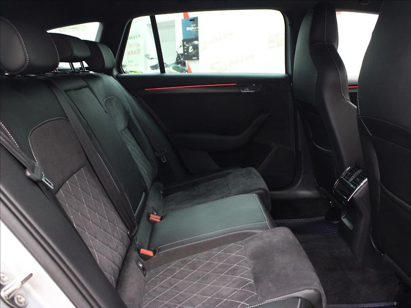 Škoda Superb 1,4 TSI iV DSG Sportline - fotka 13 z 39