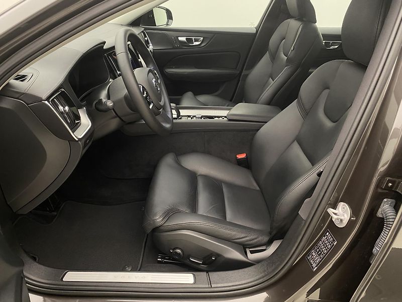 Volvo S60 B5 AWD DARK ULTIMATE REZERVACE - fotka 3 z 58