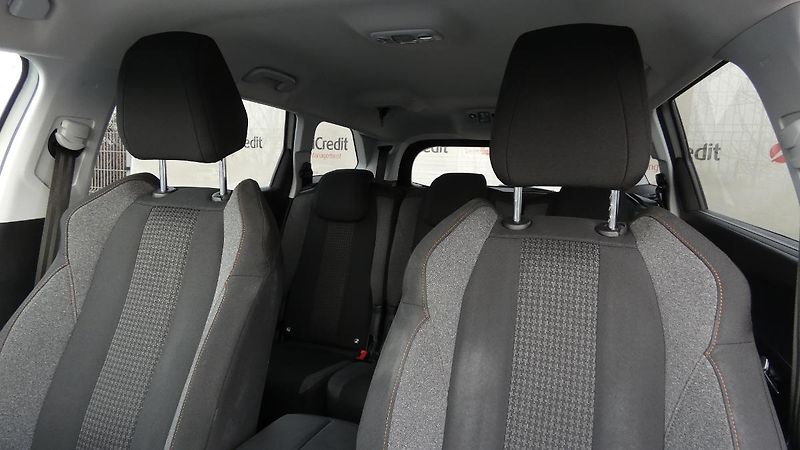 Peugeot 5008 1.2 PureTech Active 7 míst - fotka 7 z 24