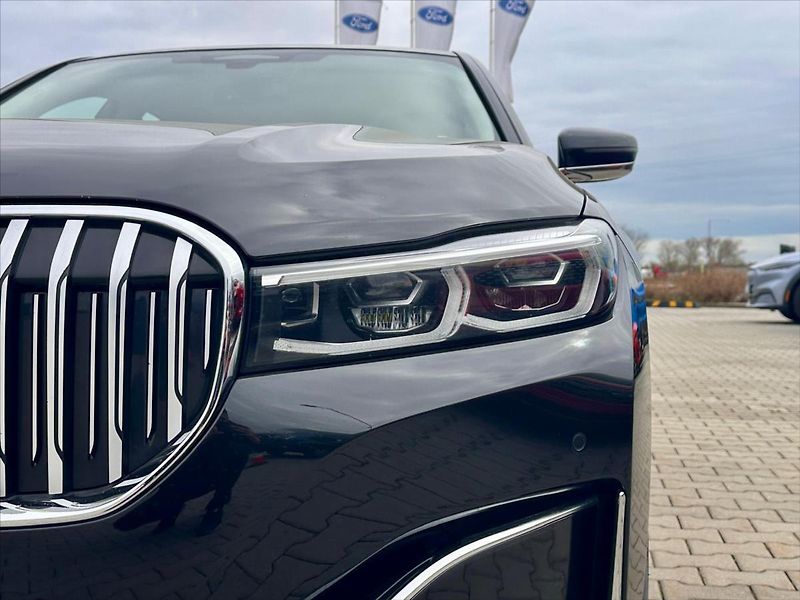 BMW Řada 7 4,4 750i xDrive 390 kW DPH - fotka 9 z 40