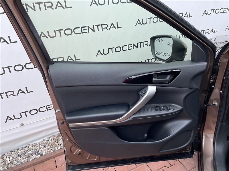 Mitsubishi Eclipse Cross 1,5 T-MIVTEC,120kW,serv.kn. - fotka 19 z 23