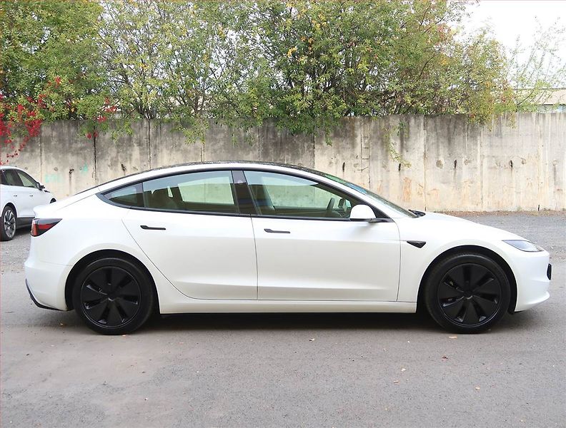 Tesla Model 3 (2023) Standard Range 60kWh, SoH 94% - fotka 6 z 32