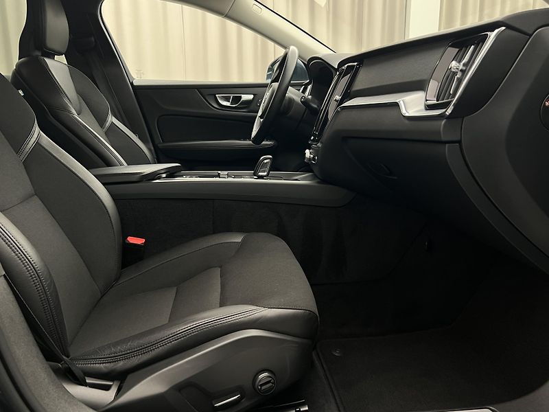 Volvo V60 B4 MOMENTUM AUT  - fotka 18 z 42