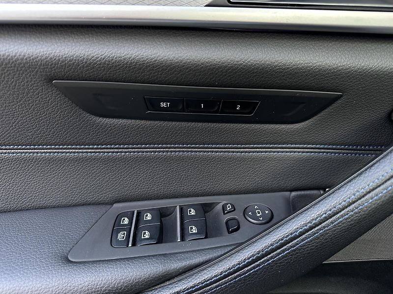 BMW Řada 5 M550i xDrive - fotka 22 z 26