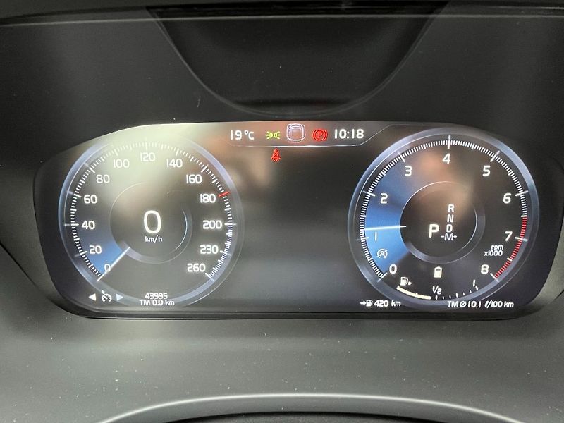 Volvo XC60 R-Design B5 AWD 184kW - fotka 17 z 26