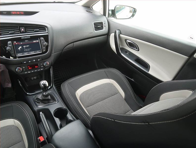 Kia Ceed (2018) Premium 1.6 i, Serv.kniha - fotka 8 z 18