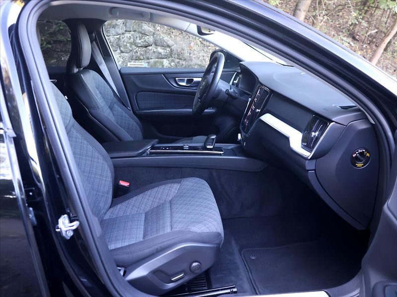 Volvo V60 2,0 B4 AWD Cross Country DPH - fotka 12 z 33